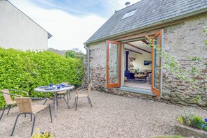 Outdoor dining - Cowshed East Orielton, Holiday Cottage Nr Bosherston, Sleeps 4, 2 bedrooms,  bathrooms (Pembroke)