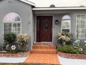 Exterior detail - 3-bedroom house in nice Los Angeles with cool AC (Los Angeles)