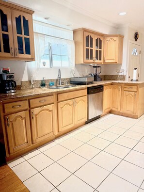 Private kitchen - 3-bedroom house in nice Los Angeles with cool AC (Los Angeles)