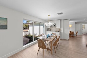 Dining - Charming 4-bedroom house in tranquil Sanibel with private beach access! (Sanibel)