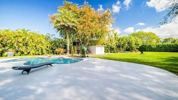 Alberca al aire libre y alberca climatizada