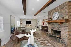 Smart TV, fireplace, video games, foosball - el laguito (Miami)