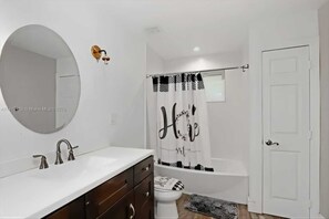 Dusche, Whirlpool, Haartrockner, Bidet