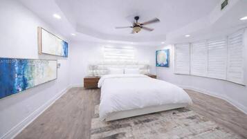 3 habitaciones, caja de seguridad en la habitación y escritorio