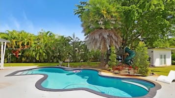 Alberca al aire libre y alberca climatizada