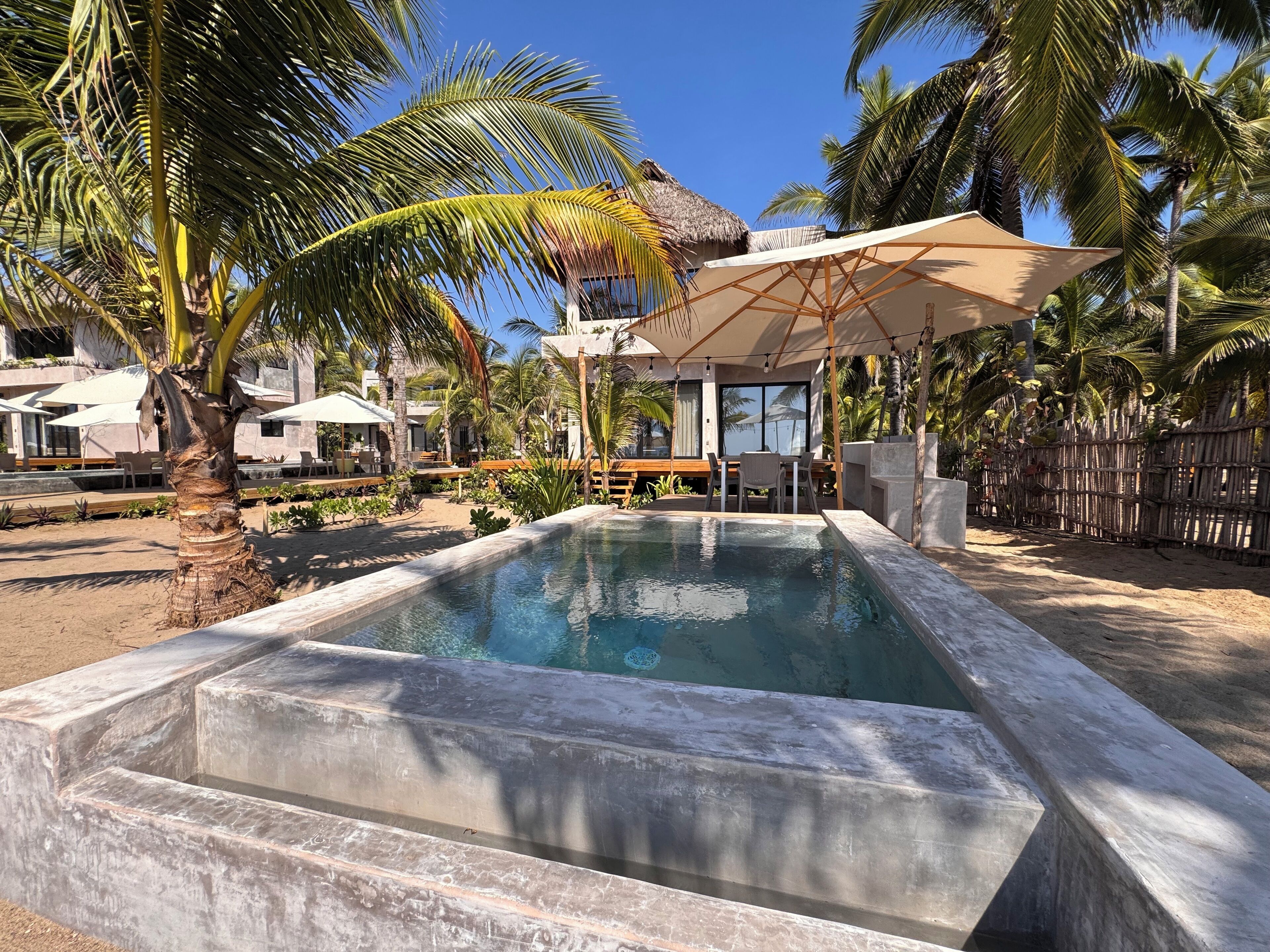 Villa, vista a la playa | Alberca | 2 albercas al aire libre 