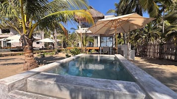 Villa, vista a la playa | Alberca | 2 albercas al aire libre