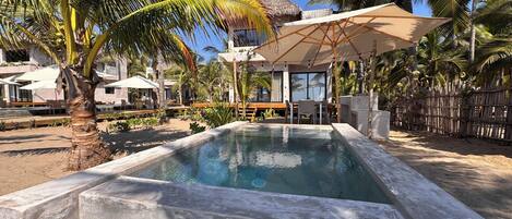 Villa, strandutsikt | Basseng | 2 utendørsbassenger