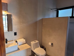 Villa, vista a la playa | Baño | Regadera, toallas, shampoo, papel de baño