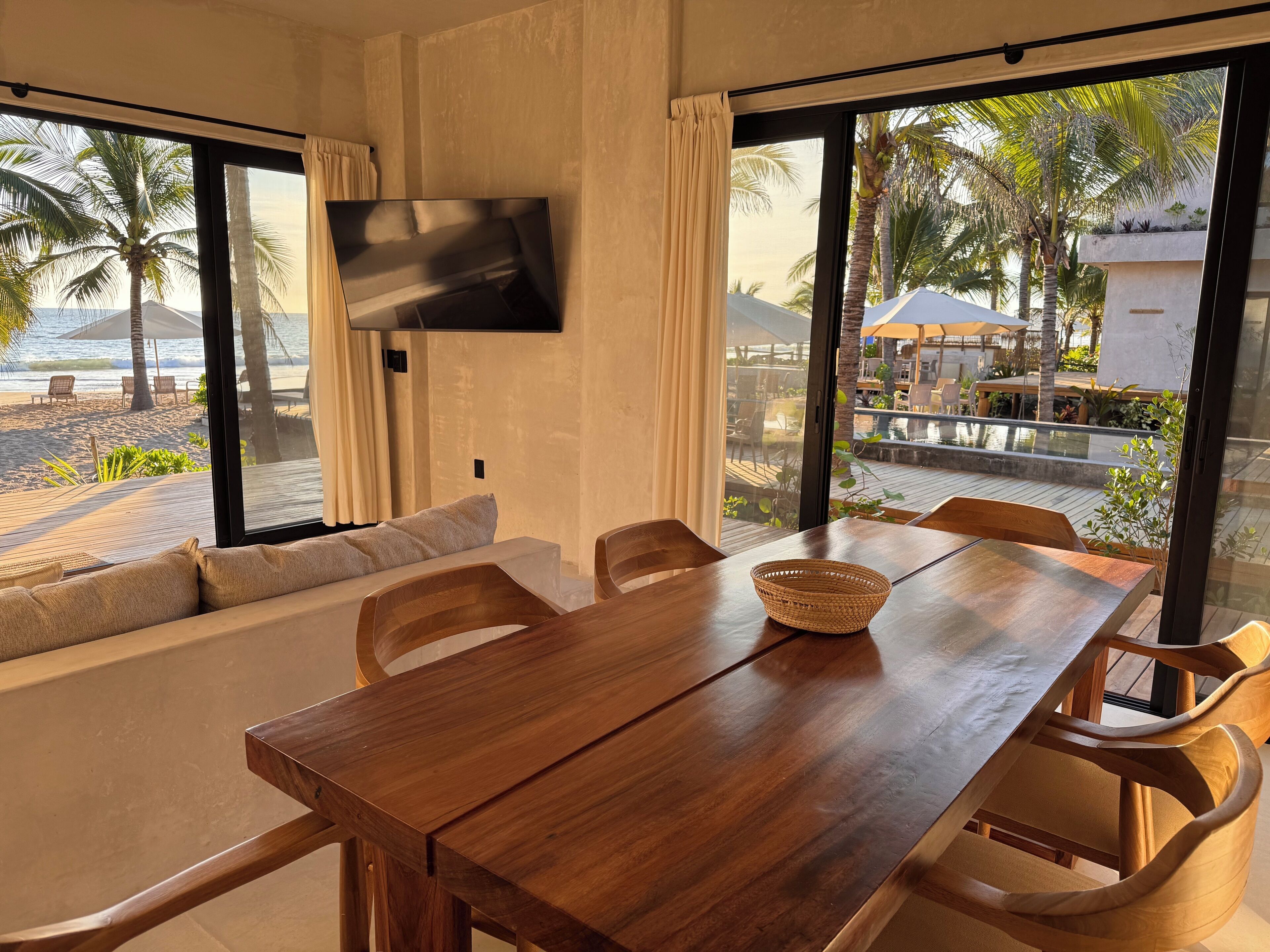 Villa, vista a la playa | Restaurantes