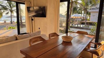 Villa, vista a la playa | Restaurantes