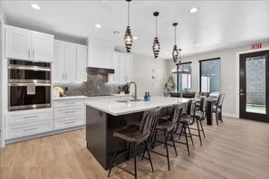 Fridge, microwave, oven, stovetop - Pecan Valley l Sunset Splash l Private Waterpark (Hurricane)