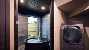 A laundry room with a washing machine and a hot tub. - Rinn Kyoto Ebisunocho (Kyoto)