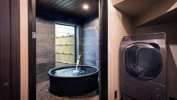 Townhouse | Baderomsfasiliteter | Toalettartikler (inkludert), tøfler, sjampo og toalettpapir