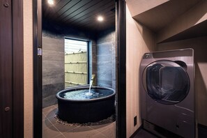 Townhouse | Baderomsfasiliteter | Toalettartikler (inkludert), tøfler, sjampo og toalettpapir