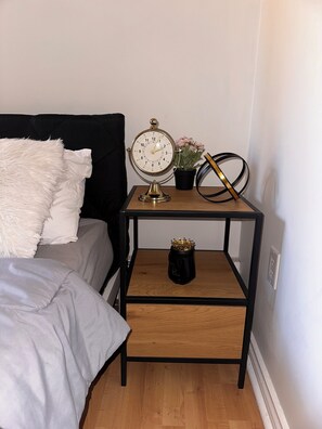 1 slaapkamer, een strijkplank/strijkijzer, wifi, beddengoed