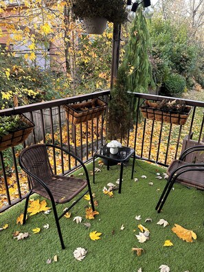 Property grounds - Queen private bedroom (Surrey)