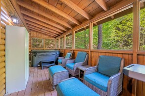 Property grounds - Creekfront Near Parkway | Hot Tub | Walk to Pool | 2 King Suites | Pet Friendly (Pigeon Forge)