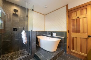 Een douche, handdoeken