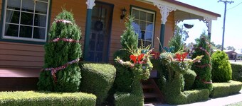 "Grand Ole Topiary" Country Cottage' Accommodation. Railton Tasmania