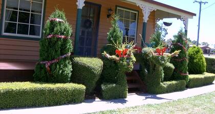 "Grand Ole Topiary" Country Cottage' Accommodation. Railton Tasmania