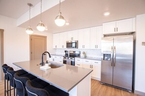 Frigorifero, microonde, forno, piano cottura