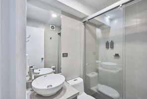 Douche, séchoir à cheveux, shampooing