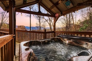 Outdoor spa tub - 5* Family Cabin~View~Hot Tub~FirePit~Pools~Bears (Gatlinburg)