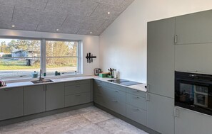 Réfrigérateur, lave-vaisselle, cafetière/bouilloire