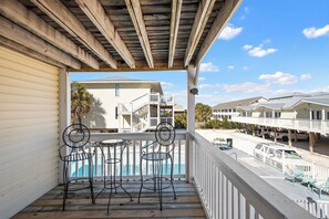 Outdoor dining - Cozy 1-bedroom condo in quaint Gulf Shores walking distance to the Beach (Gulf Shores)