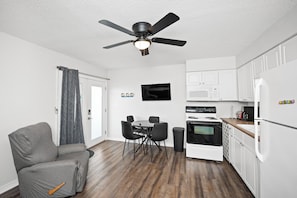 Private kitchen - Cozy 1-bedroom condo in quaint Gulf Shores walking distance to the Beach (Gulf Shores)