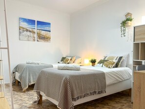 5 bedrooms, iron/ironing board, Internet, bed sheets - 5-Bedroom apartment close to the sea, outdoor space, A/C (Vilanova i la Geltrú)