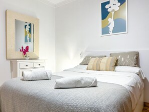5 bedrooms, iron/ironing board, Internet, bed sheets - 5-Bedroom apartment close to the sea, outdoor space, A/C (Vilanova i la Geltrú)