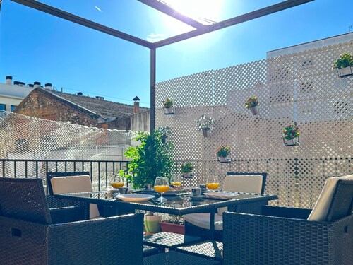 5-Bedroom apartment close to the sea, outdoor space, A/C