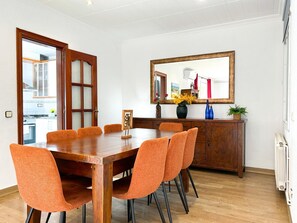 Dining - 5-Bedroom apartment close to the sea, outdoor space, A/C (Vilanova i la Geltrú)