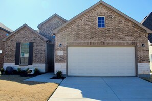 Exterior - Charming 3BR Home Peaceful Area Perfect Getaway (Sherman)