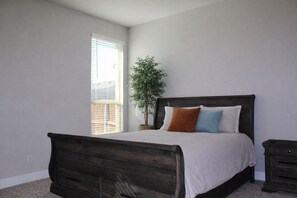 3 bedrooms, iron/ironing board, free WiFi, bed sheets - Charming 3BR Home Peaceful Area Perfect Getaway (Sherman)