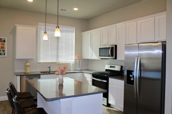 Fridge, microwave, oven, stovetop - Charming 3BR Home Peaceful Area Perfect Getaway (Sherman)