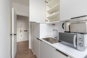 Fridge, microwave, oven, dishwasher - Blueground | Chelsea, view, nr Victoria (London)