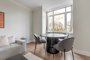 Dining - Blueground | Chelsea, view, nr Victoria (London)