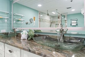 Een douche, handdoeken