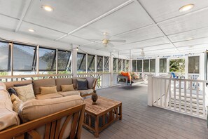 TV, table football, ping pong - Maison de Marie | Combined upper and lower unit! (Tybee Island)