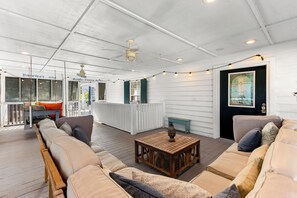 TV, table football, ping pong - Maison de Marie | Combined upper and lower unit! (Tybee Island)