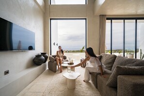 Villa, 2 habitaciones, piscina privada, vistas al mar | Zona de estar | Smart TV de 55 pulgadas con canales digitales