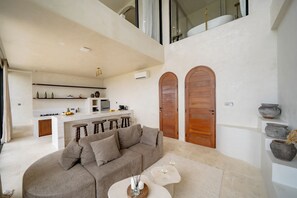 Vila, 2 quartos, piscina particular, vista para o oceano | Área de estar | Smart TV 55 polegadas com canais digitais