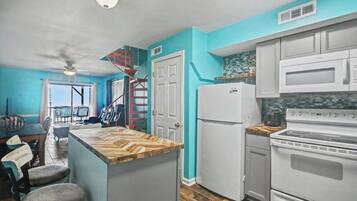 Refrigerador, microondas, horno y parrilla de estufa