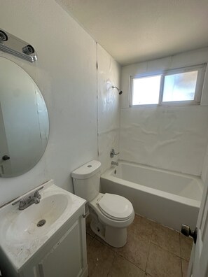 Bathroom - Quaint and spacious studio with great lighting (Barstow)