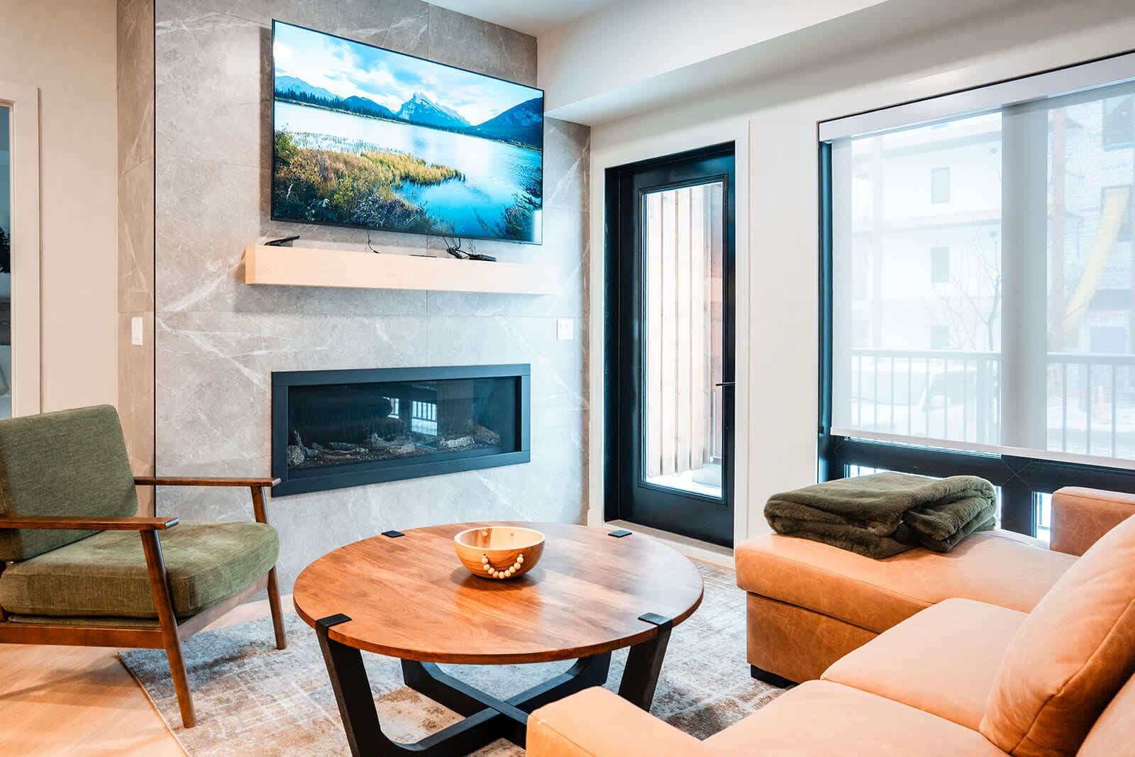 Una televisión, una chimenea, una oficina