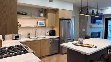 KĂŒhlschrank, Mikrowelle, Ofen, Herdplatte