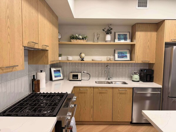 Kylskåp, mikrovågsugn, ugn och spishäll